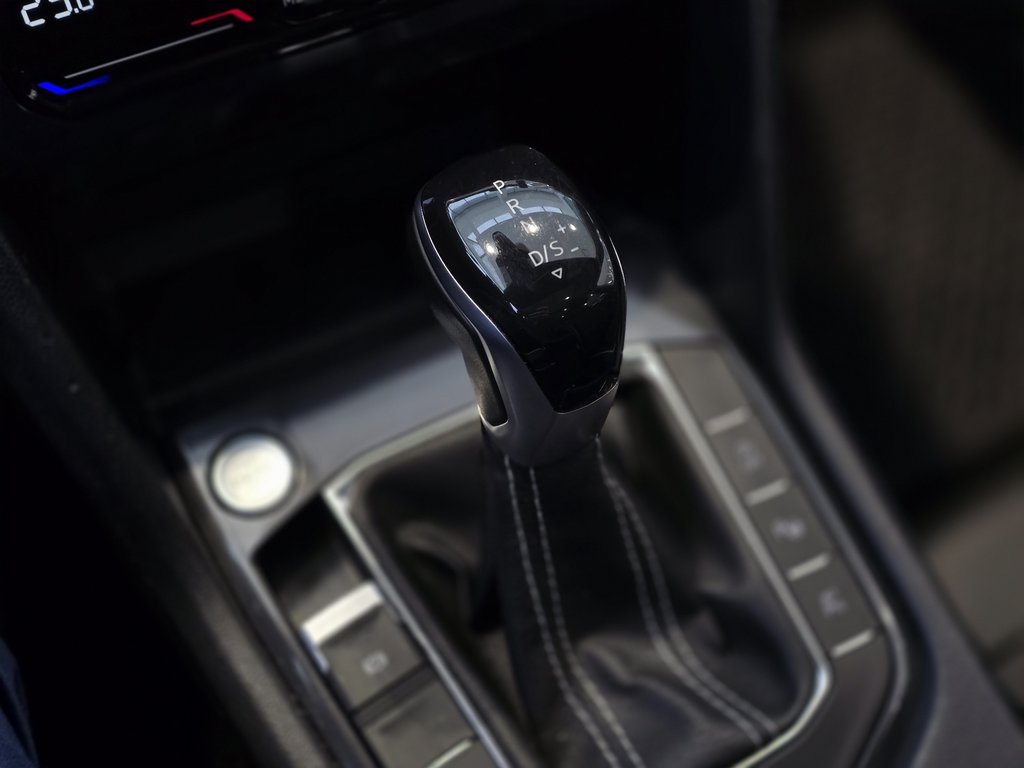 2023 Volkswagen Tiguan Highline R-Line TOIT PANO | CUIR | NAV | CARPLAY in Laval, Quebec - 17 - w1024h768px