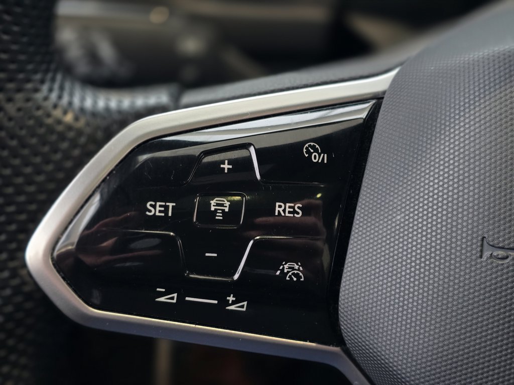 2023 Volkswagen Tiguan Highline R-Line TOIT PANO | CUIR | NAV | CARPLAY in Laval, Quebec - 13 - w1024h768px