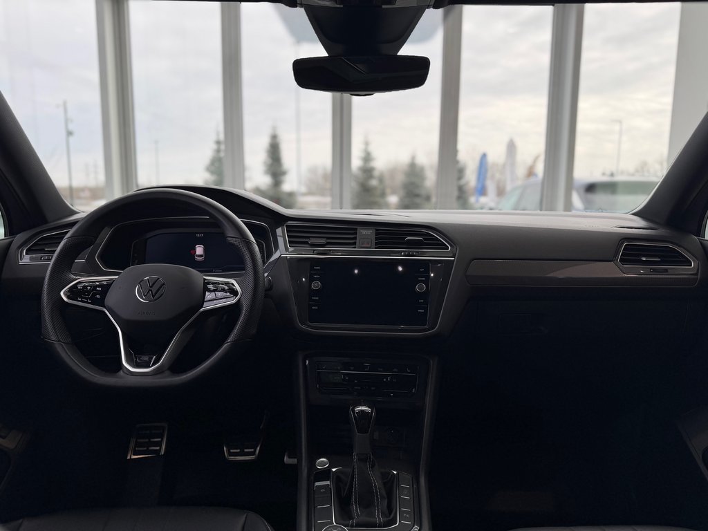 2023 Volkswagen Tiguan Comfortline R-Line Black Edition DÉMARREUR | PANO in Laval, Quebec - 10 - w1024h768px