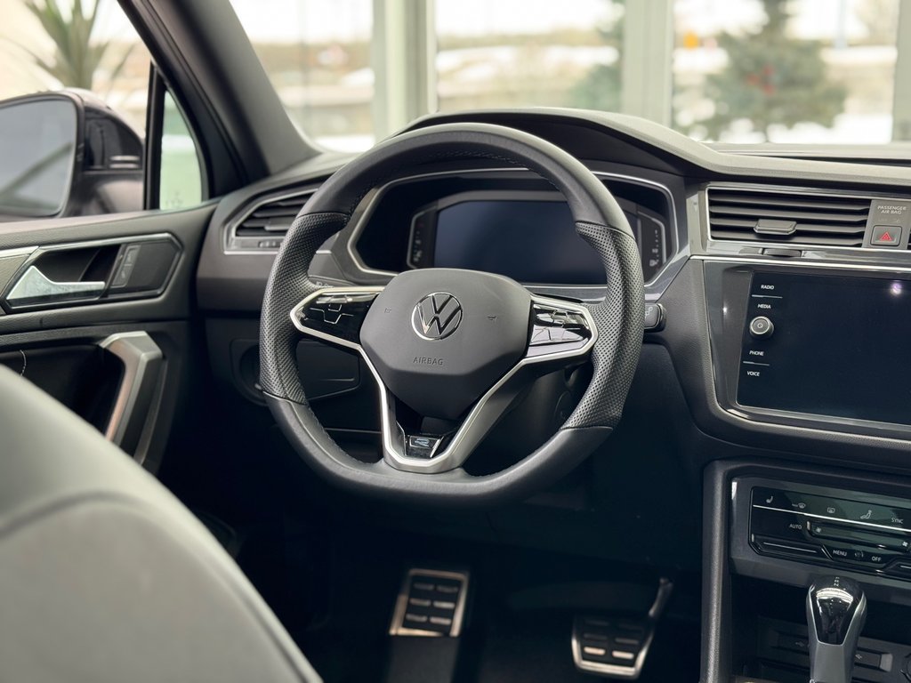 2023 Volkswagen Tiguan Comfortline R-Line Black Edition DÉMARREUR | PANO in Laval, Quebec - 11 - w1024h768px