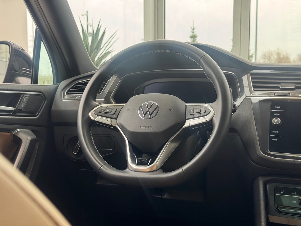 2023 Volkswagen Tiguan Comfortline R-Line Black Edition DÉMARREUR | PANO in Laval, Quebec - 11 - w1024h768px