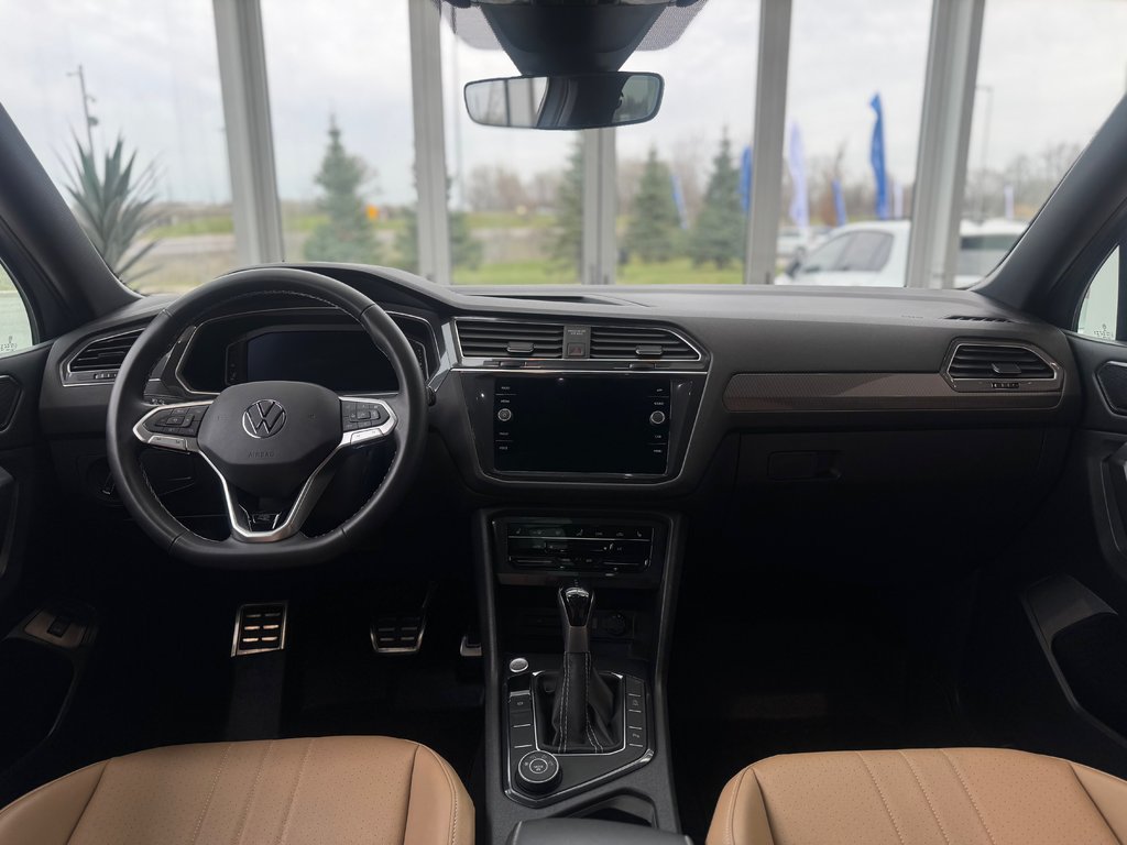 2023 Volkswagen Tiguan Comfortline R-Line Black Edition DÉMARREUR | PANO in Laval, Quebec - 10 - w1024h768px