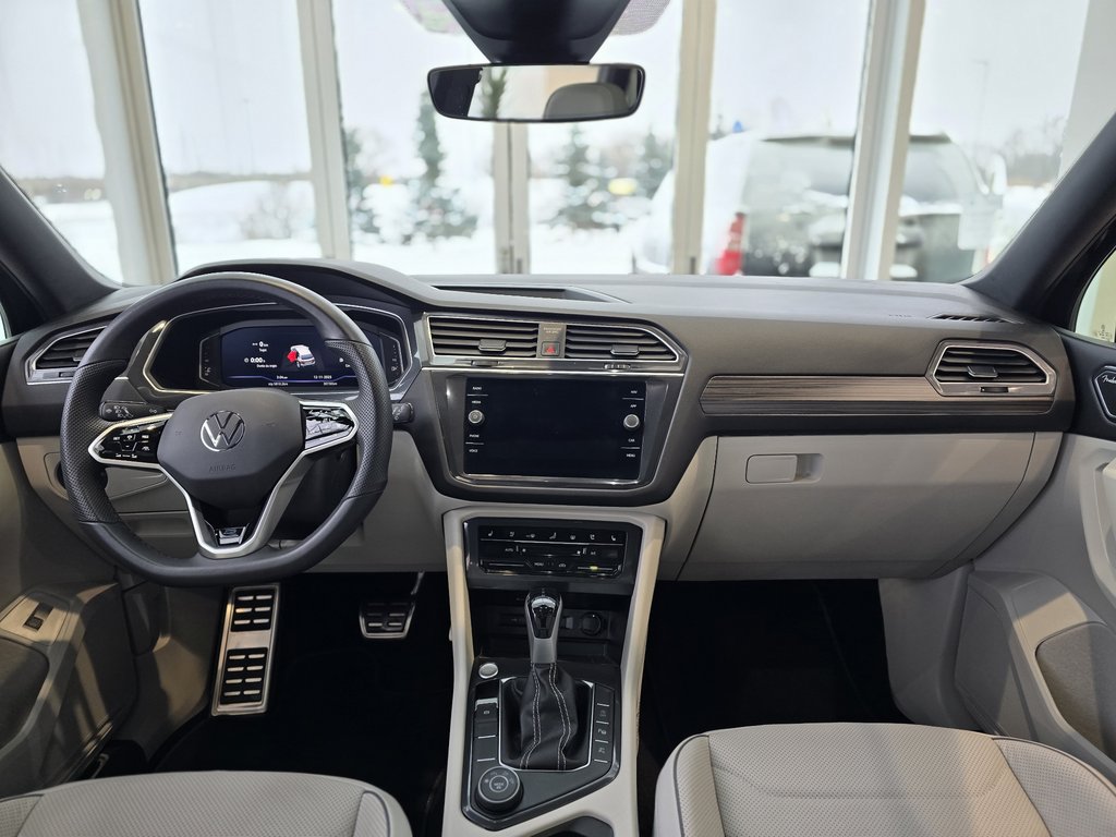 2024 Volkswagen Tiguan Highline R-Line BAS KM | DÉMARREUR | NAV | PANO | in Laval, Quebec - 12 - w1024h768px