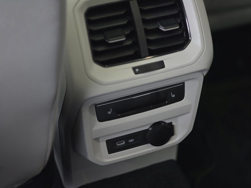 2024 Volkswagen Tiguan Highline R-Line BAS KM | DÉMARREUR | NAV | PANO | in Laval, Quebec - 11 - w1024h768px