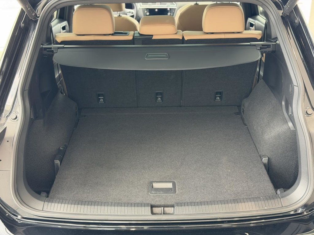 Volkswagen Tiguan Comfortline R-Line Black Edition 4MOTION | DÉMARREUR | TOIT PANO +++ 2024 à Laval, Québec - 9 - w1024h768px