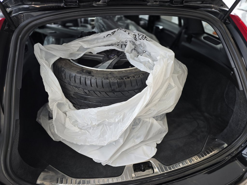 2015 Volvo V60 T6 R-Design | TRÈS RARE | 325HP | 8 ROUES | +++ in Laval, Quebec - 9 - w1024h768px