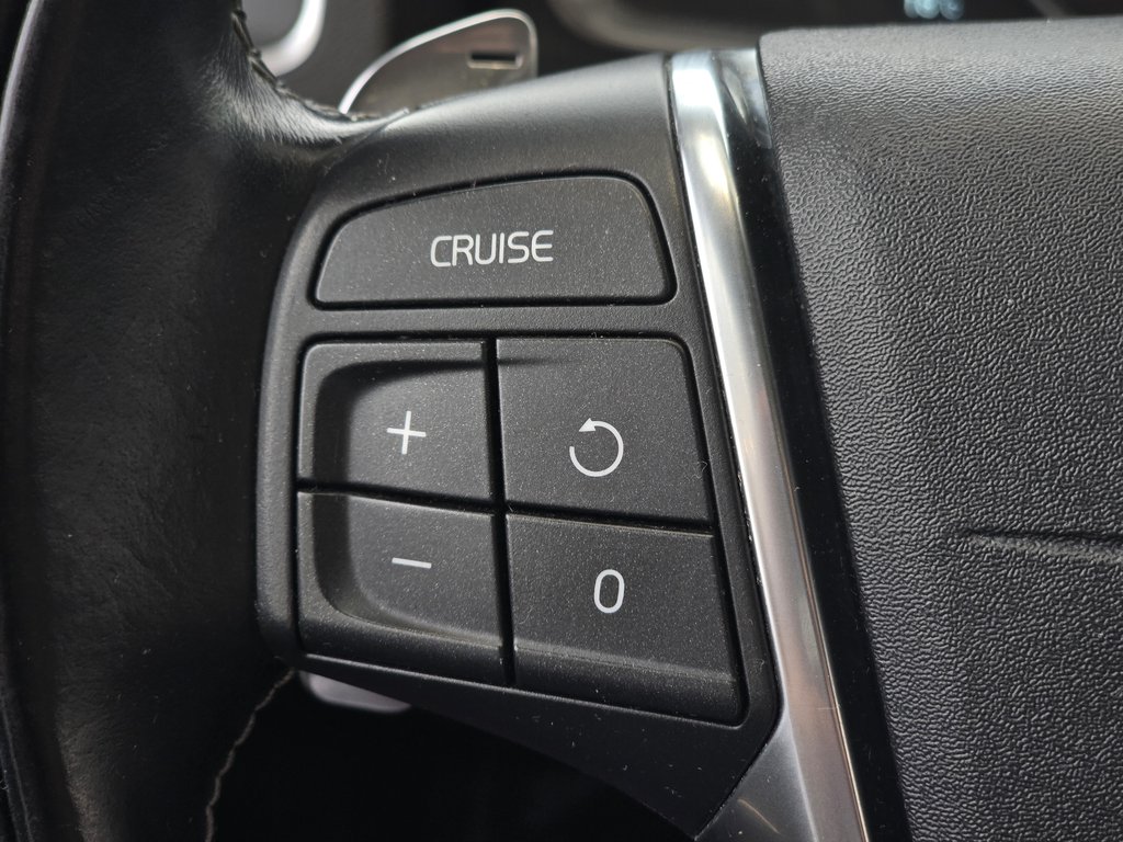 2015 Volvo V60 T6 R-Design | TRÈS RARE | 325HP | 8 ROUES | +++ in Laval, Quebec - 11 - w1024h768px