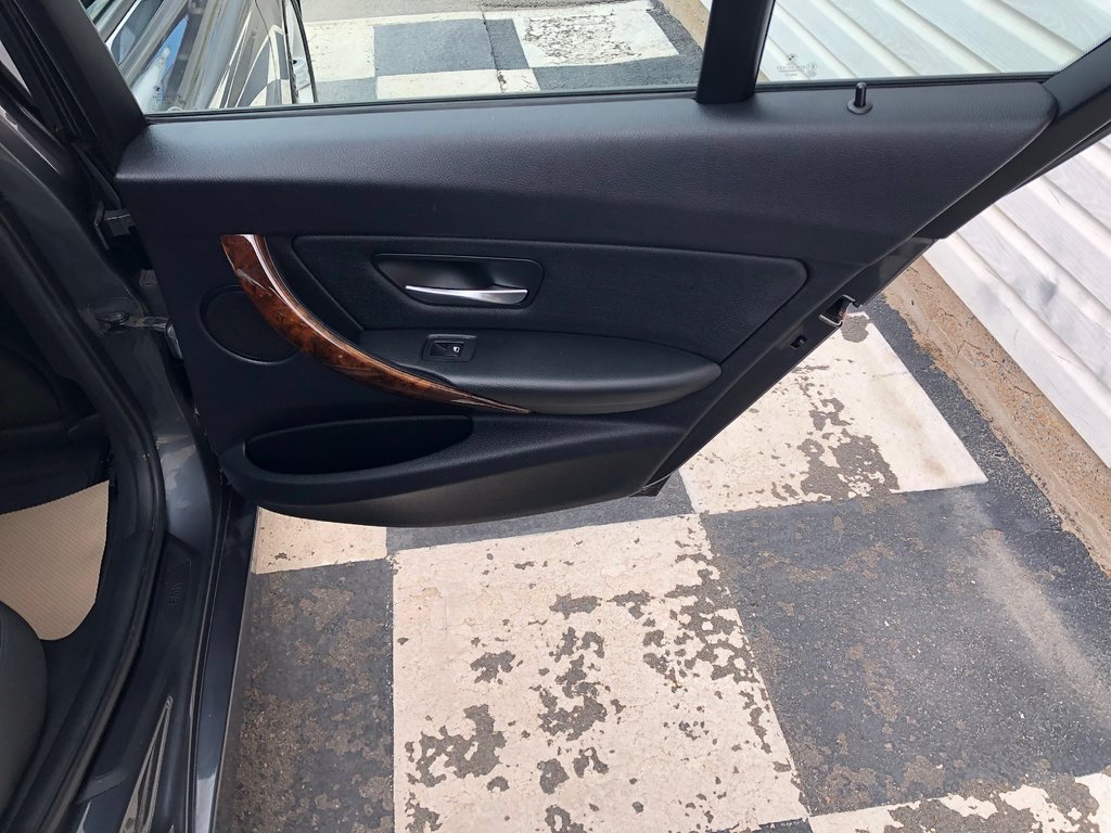 2013 BMW 328i xDrive Xdrive - sunroof, power memory seats, a/c, cruise in COLDBROOK, Nova Scotia - 22 - w1024h768px