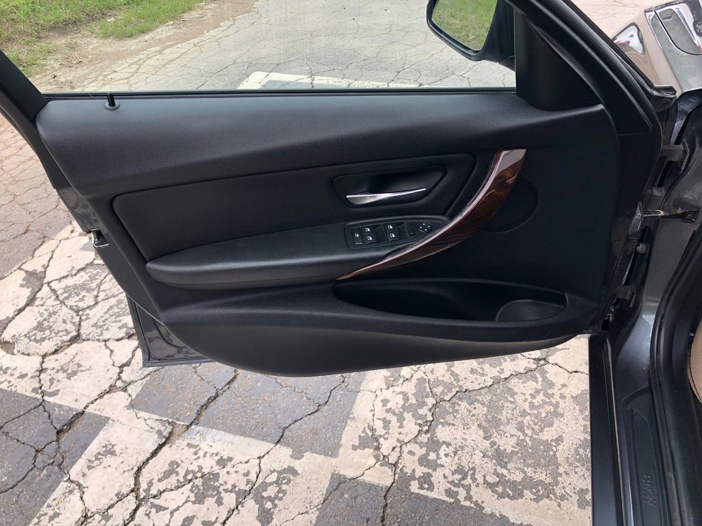 2013 BMW 328i xDrive Xdrive - sunroof, power memory seats, a/c, cruise in COLDBROOK, Nova Scotia - 15 - w1024h768px
