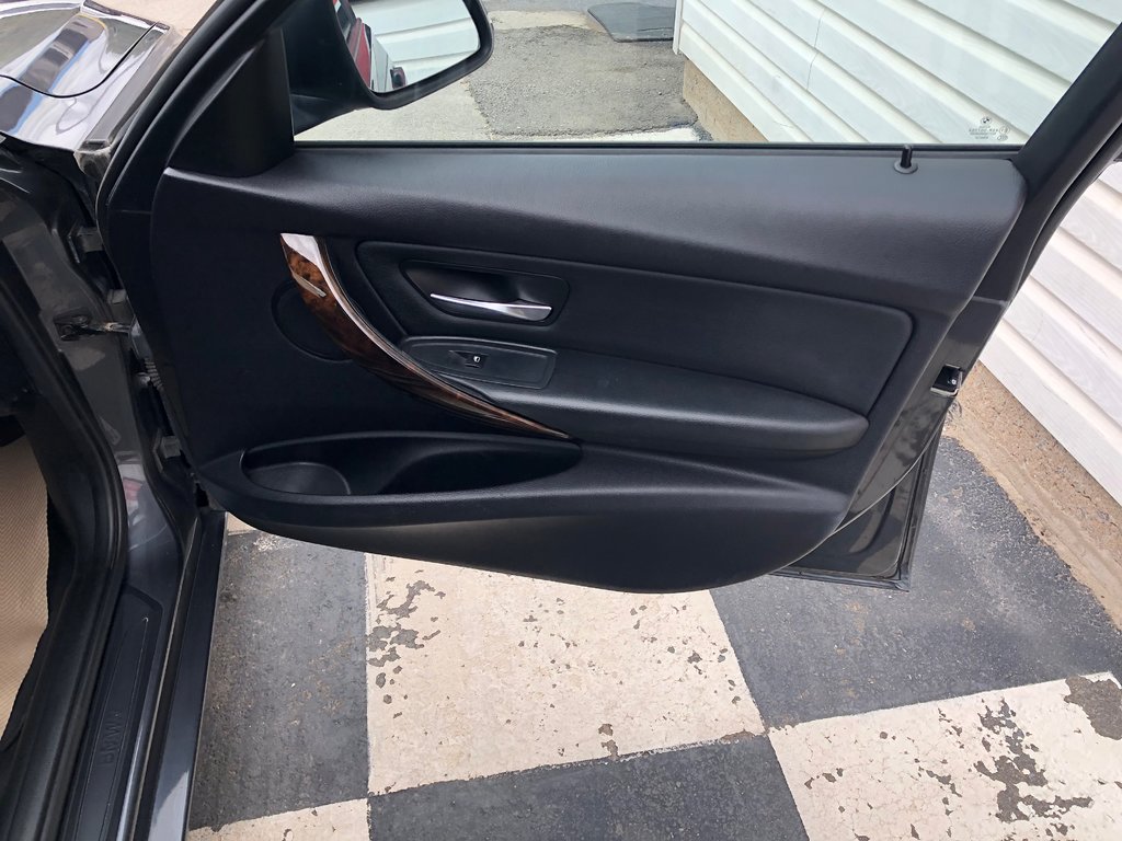 2013 BMW 328i xDrive Xdrive - sunroof, power memory seats, a/c, cruise in COLDBROOK, Nova Scotia - 23 - w1024h768px