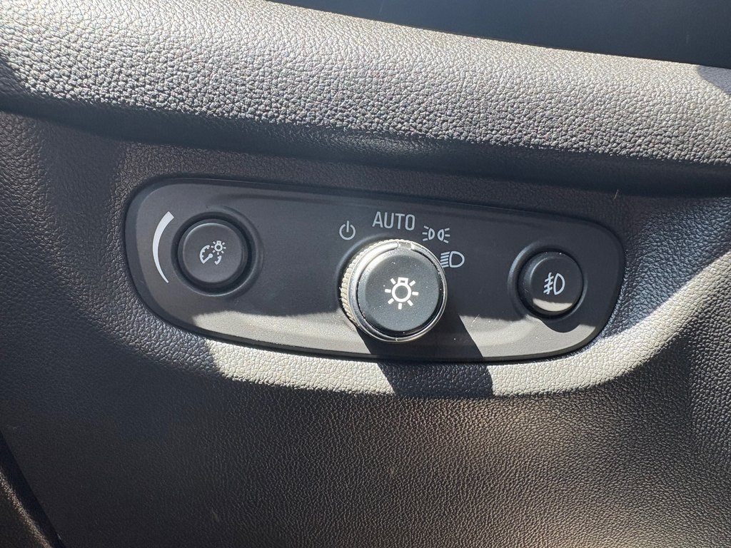 Buick REGAL SPOR Essence - power memory seats, hands free, cruise 2018 à Kentville, Nouvelle-Écosse - 8 - w1024h768px