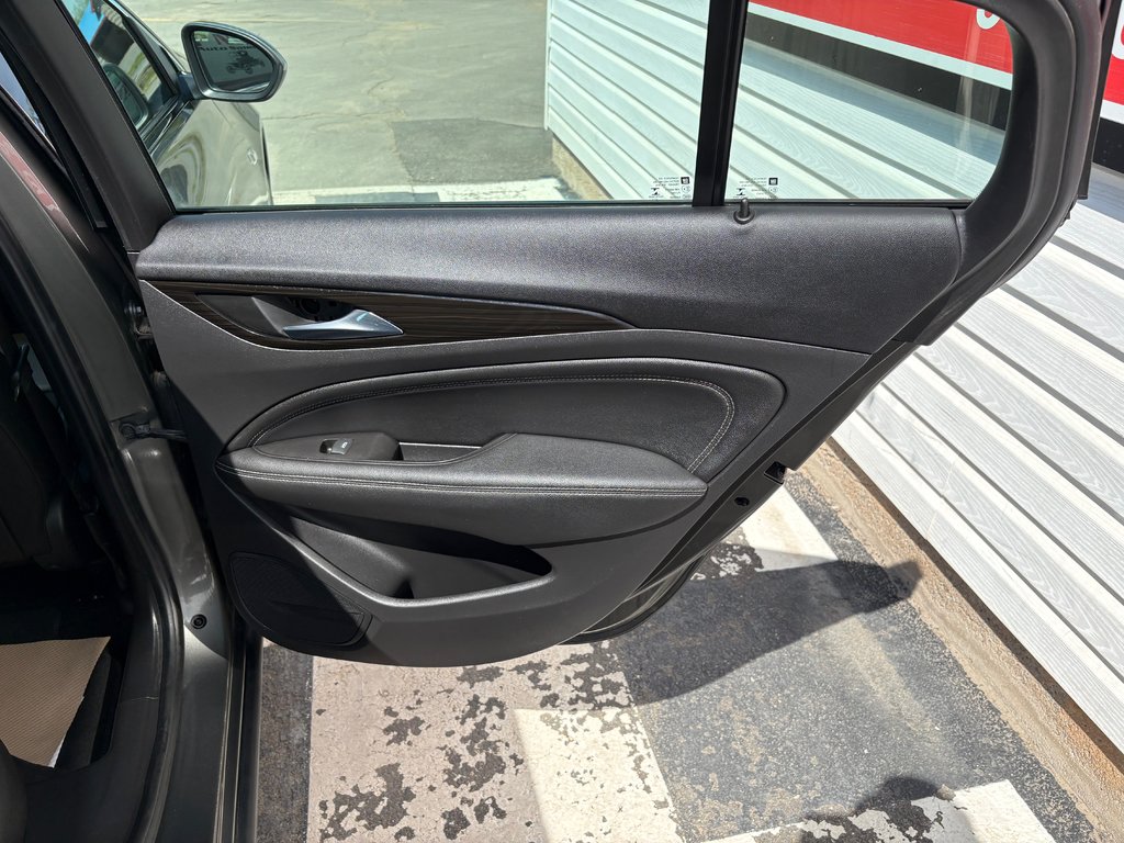Buick REGAL SPOR Essence - power memory seats, hands free, cruise 2018 à Kentville, Nouvelle-Écosse - 26 - w1024h768px