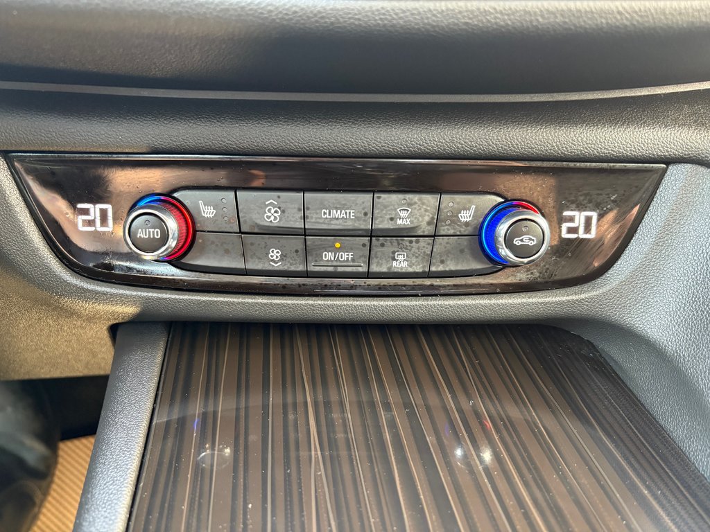 Buick REGAL SPOR Essence - power memory seats, hands free, cruise 2018 à Kentville, Nouvelle-Écosse - 14 - w1024h768px