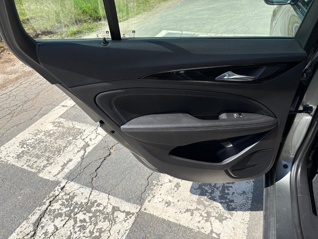 Buick REGAL SPOR Essence - power memory seats, hands free, cruise 2018 à Kentville, Nouvelle-Écosse - 23 - w1024h768px