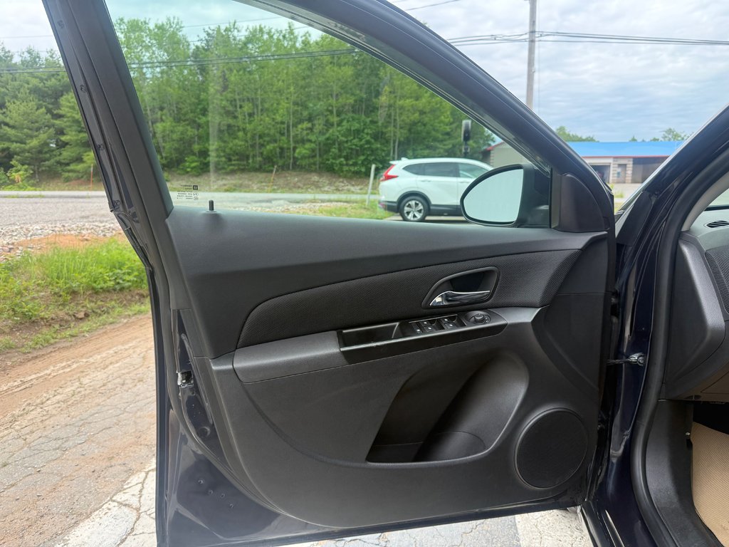 2014 Chevrolet CRUZE LT, keyless entry, Cruise control, Bluetooth in COLDBROOK, Nova Scotia - 7 - w1024h768px