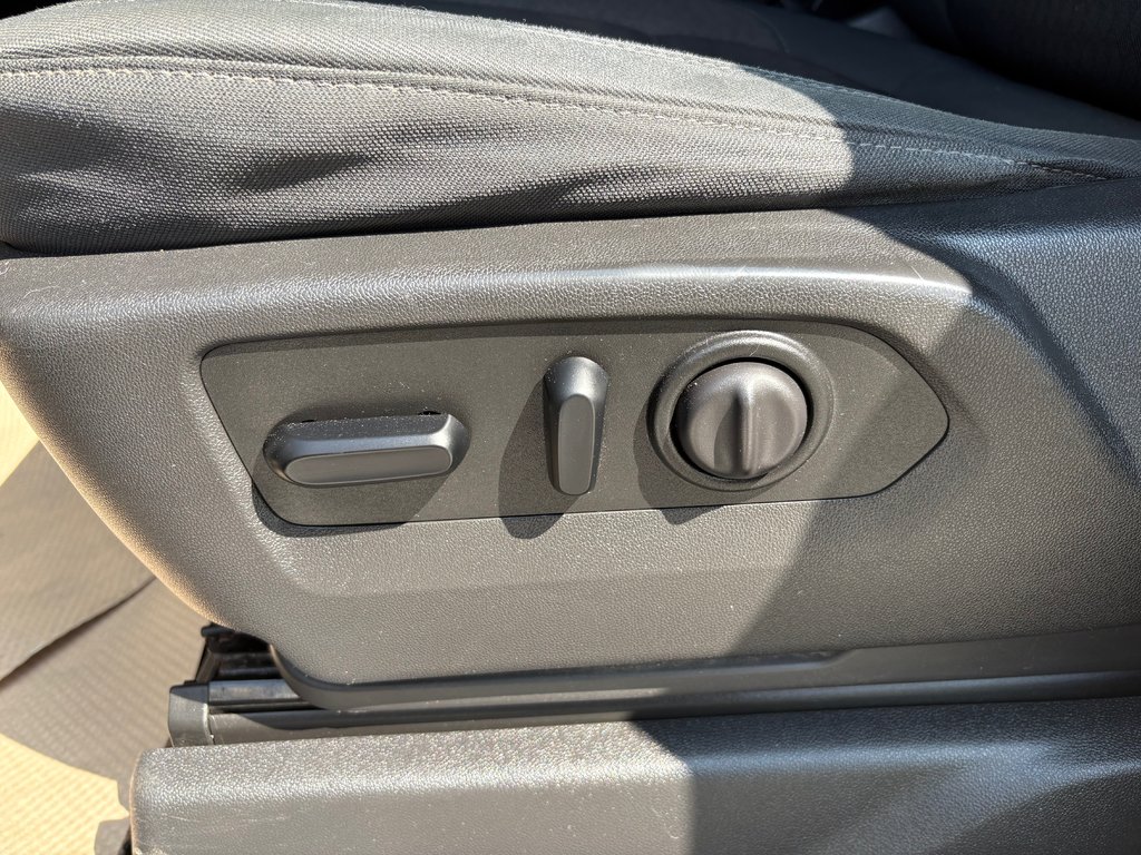 Chevrolet Silverado 1500 LT - power seats, reverse camera, hands free, a/c 2019 à COLDBROOK, Nouvelle-Écosse - 17 - w1024h768px