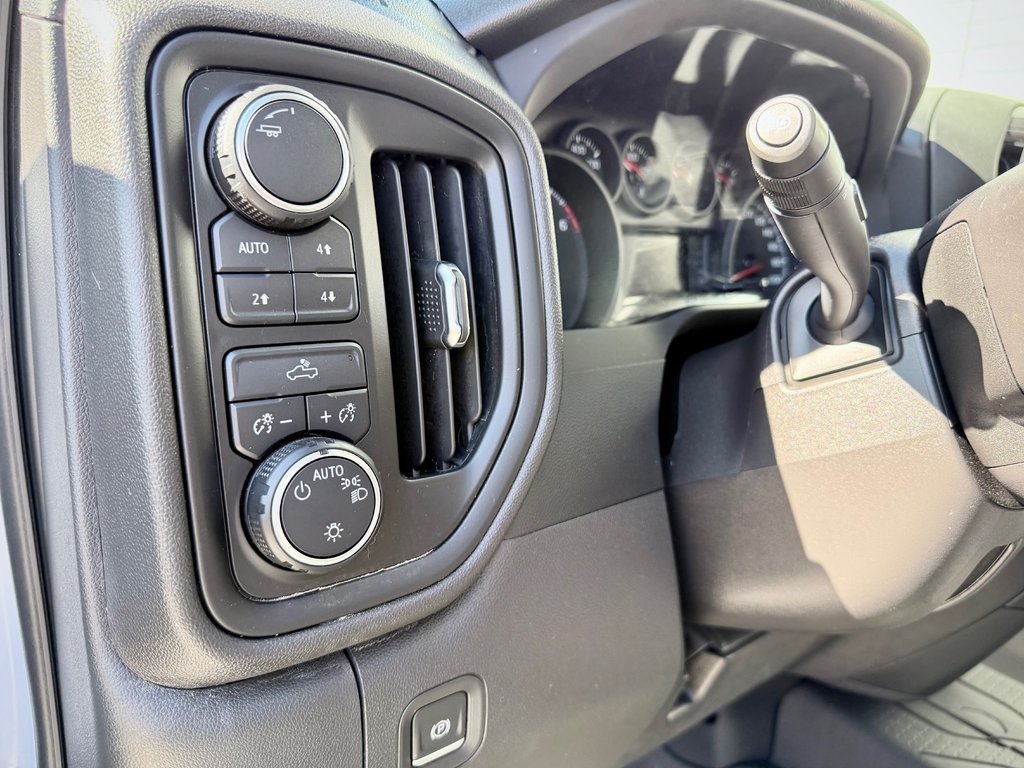 2024 Chevrolet Silverado 1500 Custom Trail Boss | Spacious + Rugged, Rear Camera in COLDBROOK, Nova Scotia - 12 - w1024h768px