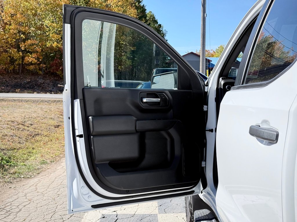 2024 Chevrolet Silverado 1500 Custom Trail Boss | Spacious + Rugged, Rear Camera in COLDBROOK, Nova Scotia - 7 - w1024h768px