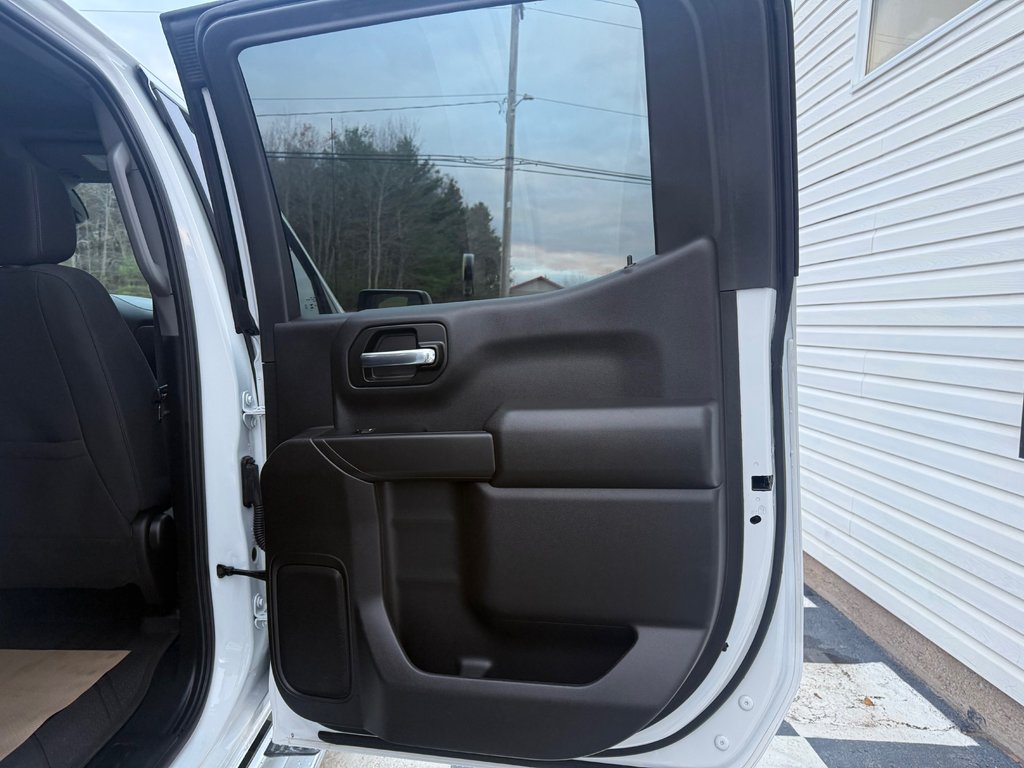 2024 Chevrolet Silverado 1500 Custom Trail Boss, bench seats, keyless entry, rem in COLDBROOK, Nova Scotia - 17 - w1024h768px