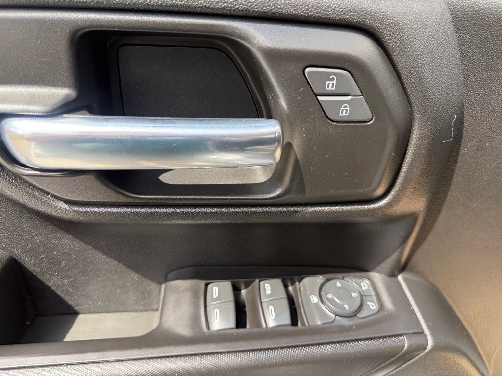 2020 Chevrolet SILVERADO K1500 Custom, keyless entry, backup camera, Bluetooth in COLDBROOK, Nova Scotia - 8 - w1024h768px
