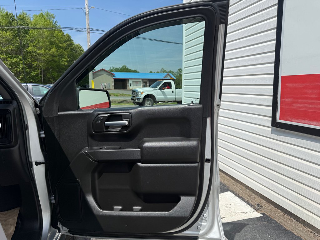 2020 Chevrolet SILVERADO K1500 Custom, keyless entry, backup camera, Bluetooth in COLDBROOK, Nova Scotia - 18 - w1024h768px