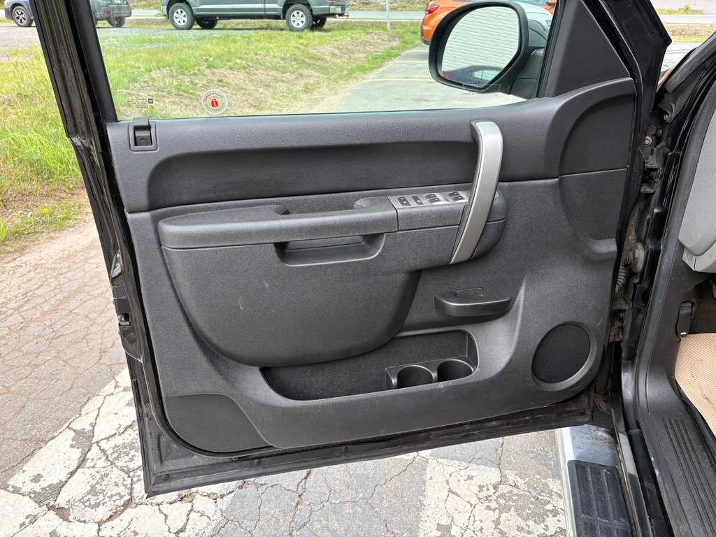 2013 Chevrolet Silverado LS Cheyenne Edition - 4WD, a/c, extended cab in COLDBROOK, Nova Scotia - 14 - w1024h768px