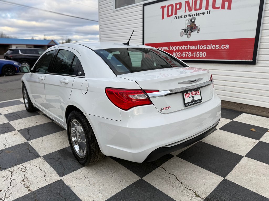 2013 Chrysler 200 LX LX, keyless entry, remote start, chrome wheels in COLDBROOK, Nova Scotia - 6 - w1024h768px