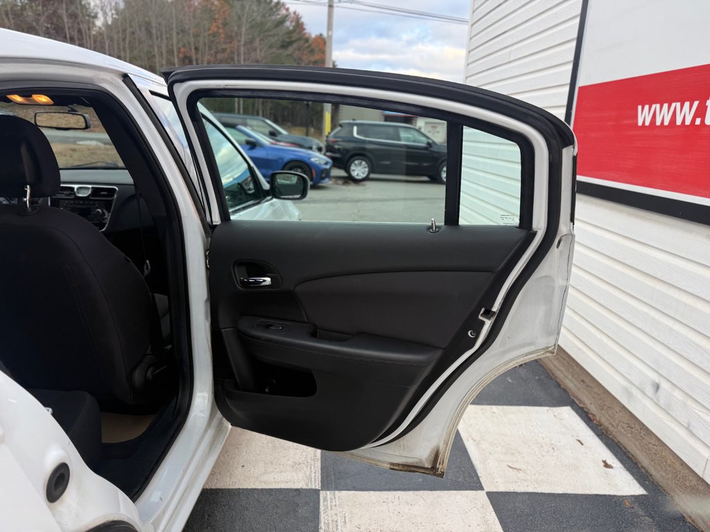 2013 Chrysler 200 LX LX, keyless entry, remote start, chrome wheels in COLDBROOK, Nova Scotia - 17 - w1024h768px