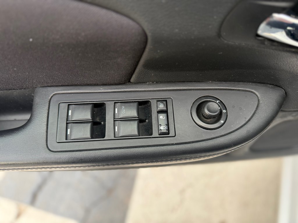 2013 Chrysler 200 LX LX, keyless entry, remote start, chrome wheels in COLDBROOK, Nova Scotia - 8 - w1024h768px