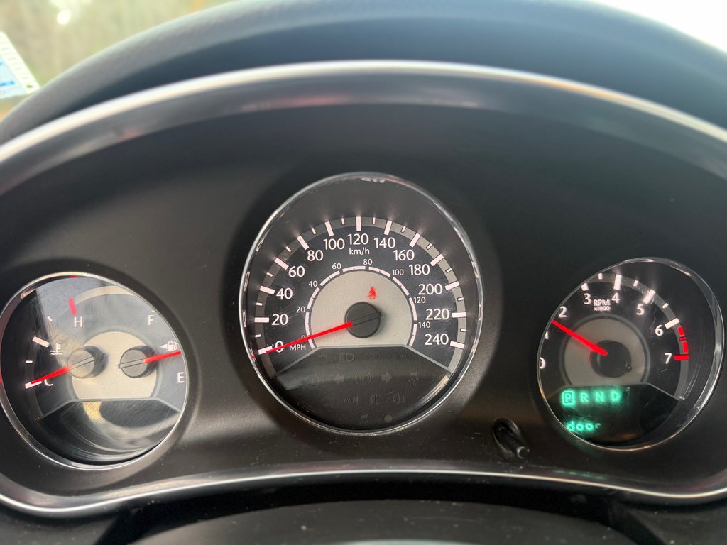 2013 Chrysler 200 LX LX, keyless entry, remote start, chrome wheels in COLDBROOK, Nova Scotia - 11 - w1024h768px