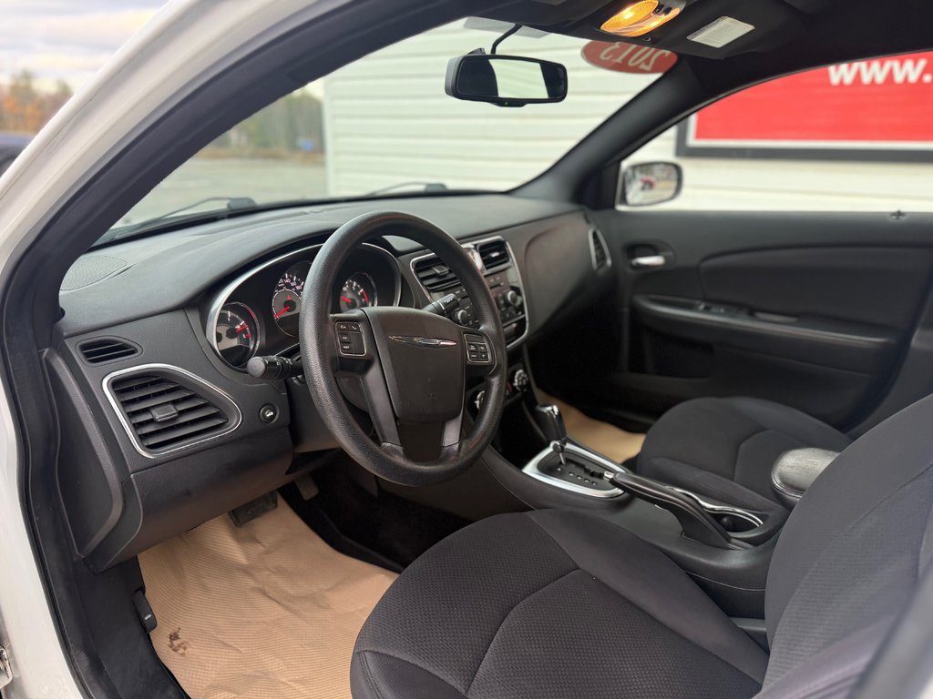 2013 Chrysler 200 LX LX, keyless entry, remote start, chrome wheels in COLDBROOK, Nova Scotia - 9 - w1024h768px