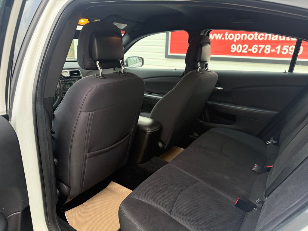 2013 Chrysler 200 LX LX, keyless entry, remote start, chrome wheels in COLDBROOK, Nova Scotia - 15 - w1024h768px