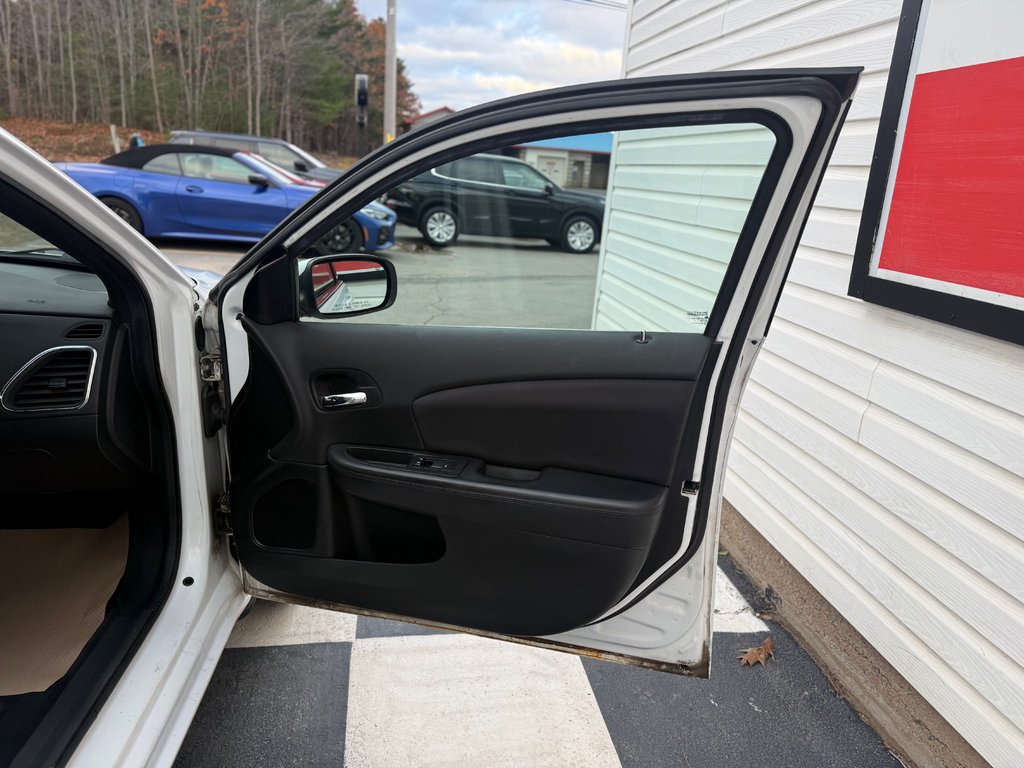 2013 Chrysler 200 LX LX, keyless entry, remote start, chrome wheels in COLDBROOK, Nova Scotia - 19 - w1024h768px