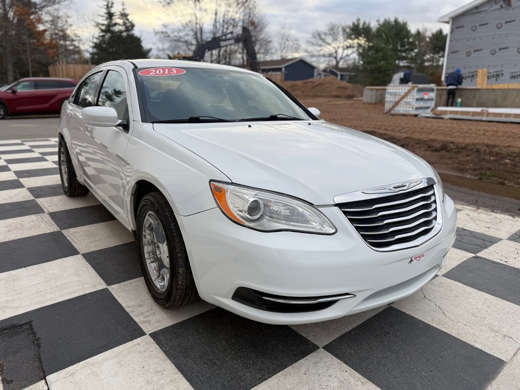 2013 Chrysler 200 LX LX, keyless entry, remote start, chrome wheels in COLDBROOK, Nova Scotia - 3 - w1024h768px