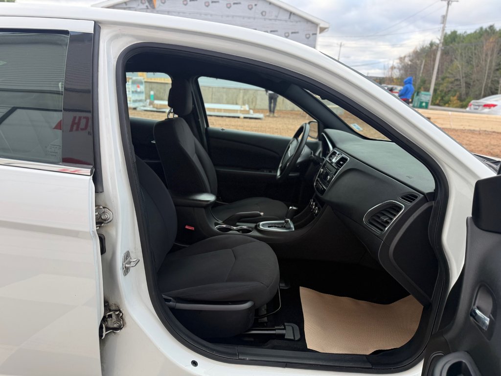 2013 Chrysler 200 LX LX, keyless entry, remote start, chrome wheels in COLDBROOK, Nova Scotia - 20 - w1024h768px