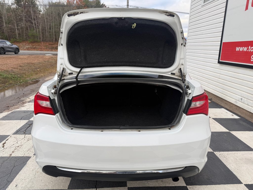 2013 Chrysler 200 LX LX, keyless entry, remote start, chrome wheels in COLDBROOK, Nova Scotia - 16 - w1024h768px