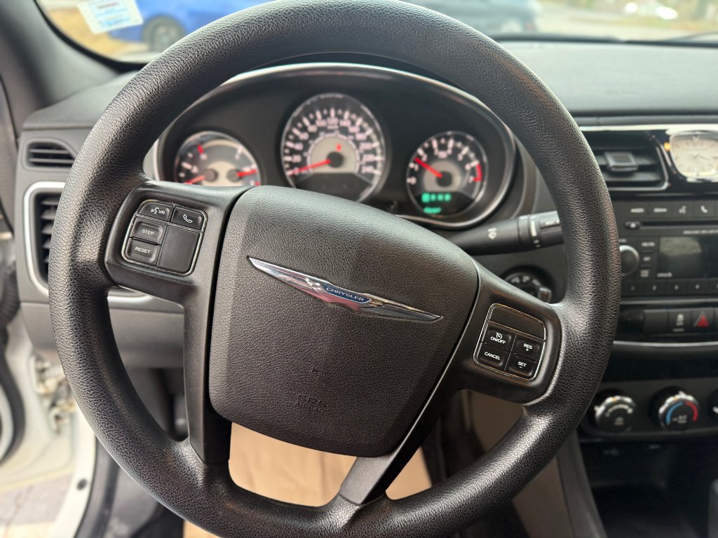 2013 Chrysler 200 LX LX, keyless entry, remote start, chrome wheels in COLDBROOK, Nova Scotia - 10 - w1024h768px
