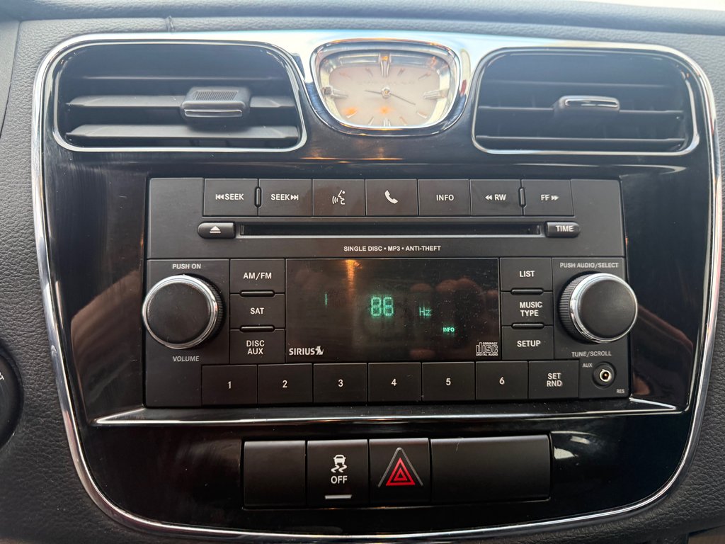 2013 Chrysler 200 LX LX, keyless entry, remote start, chrome wheels in COLDBROOK, Nova Scotia - 12 - w1024h768px