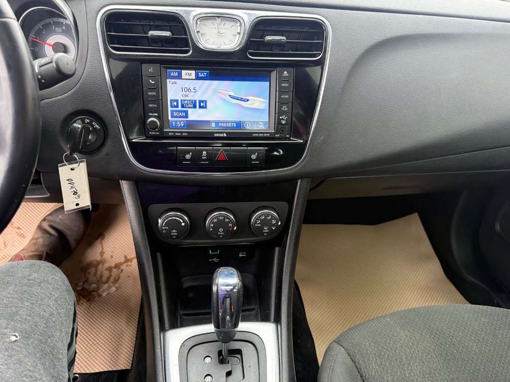 2011 Chrysler 200 Limited, keyless entry, backup camera, Bluetooth in Kentville, Nova Scotia - 12 - w1024h768px