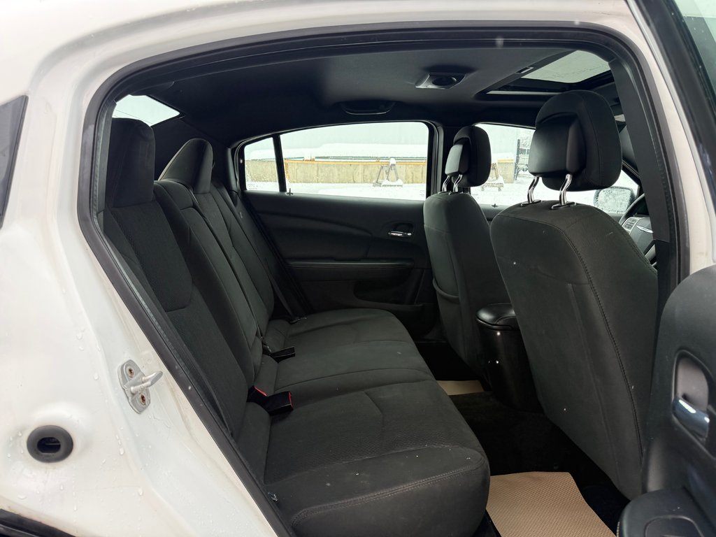 2011 Chrysler 200 Limited, keyless entry, backup camera, Bluetooth in Kentville, Nova Scotia - 18 - w1024h768px