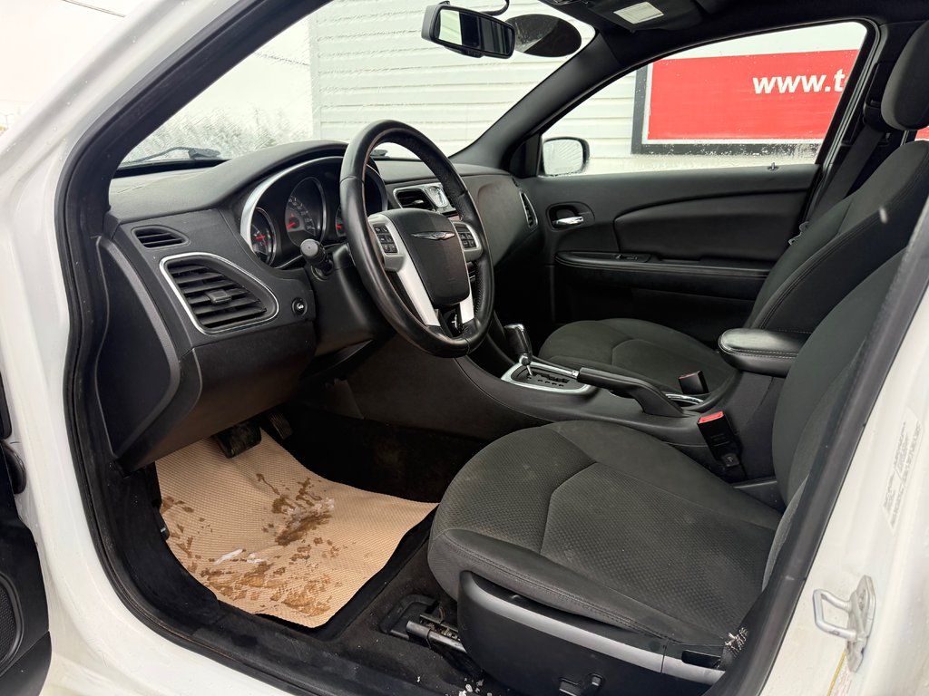 2011 Chrysler 200 Limited, keyless entry, backup camera, Bluetooth in Kentville, Nova Scotia - 9 - w1024h768px