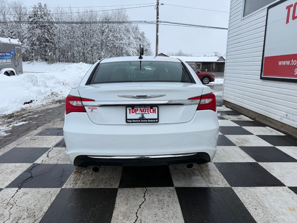 2011 Chrysler 200 Limited, keyless entry, backup camera, Bluetooth in Kentville, Nova Scotia - 5 - w1024h768px