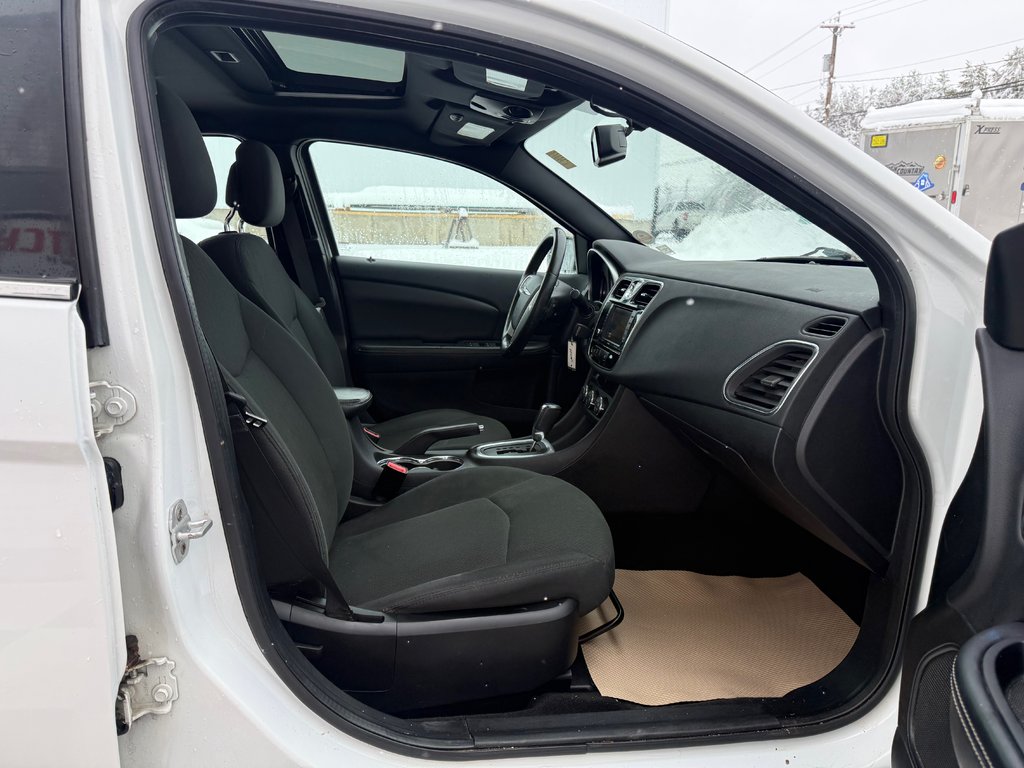 2011 Chrysler 200 Limited, keyless entry, backup camera, Bluetooth in Kentville, Nova Scotia - 22 - w1024h768px