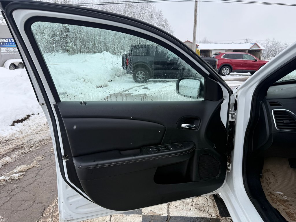 2011 Chrysler 200 Limited, keyless entry, backup camera, Bluetooth in Kentville, Nova Scotia - 7 - w1024h768px