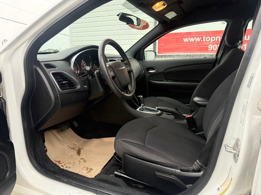 2013 Chrysler 200 LX, Keyless entry, MP3, Cruise control in COLDBROOK, Nova Scotia - 9 - w1024h768px