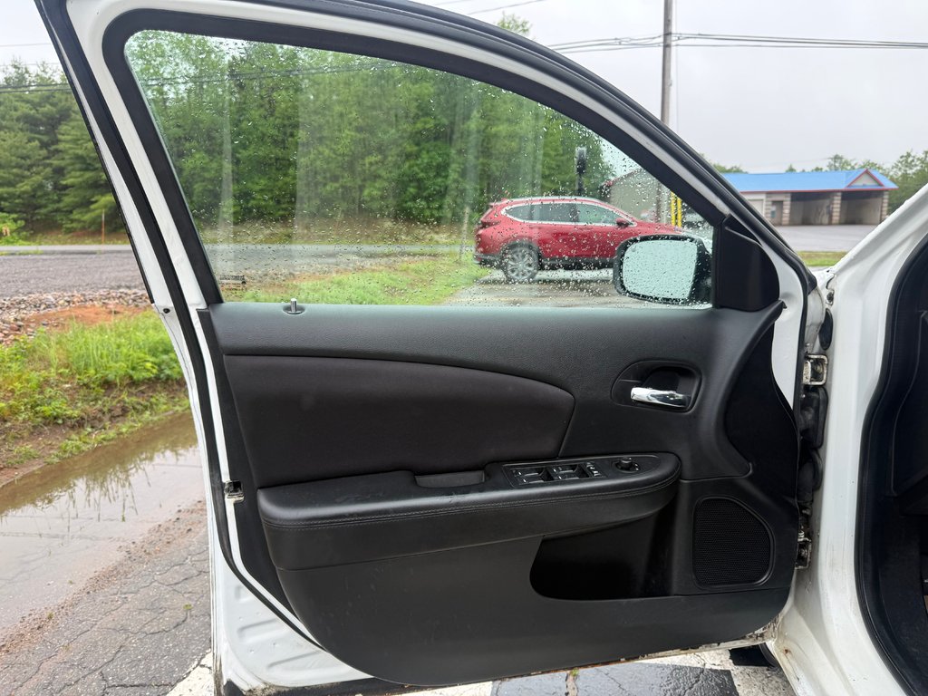 2013 Chrysler 200 LX, Keyless entry, MP3, Cruise control in COLDBROOK, Nova Scotia - 7 - w1024h768px