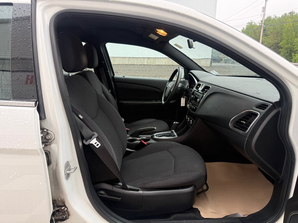 2013 Chrysler 200 LX, Keyless entry, MP3, Cruise control in COLDBROOK, Nova Scotia - 18 - w1024h768px