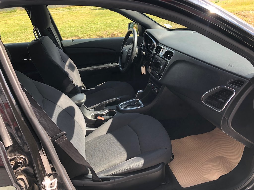 2014 Chrysler 200 LX - CD Player, Power Windows, Cloth Seats in COLDBROOK, Nova Scotia - 19 - w1024h768px
