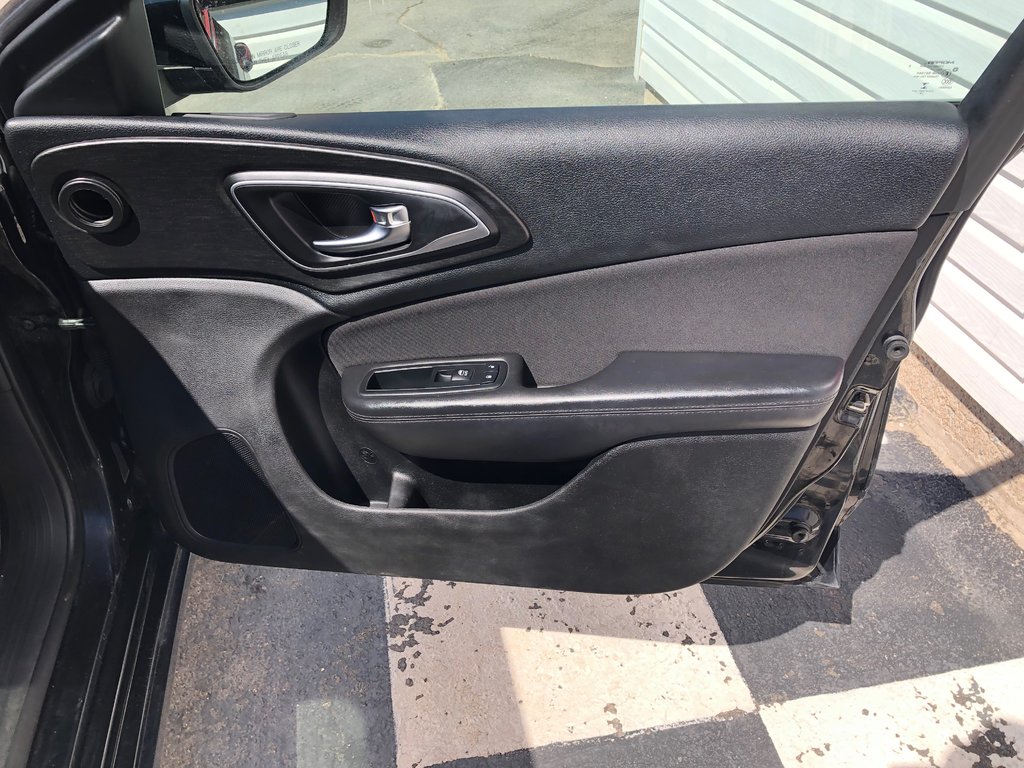 Chrysler 200 Limited - sunroof, power seats, cruise control 2015 à COLDBROOK, Nouvelle-Écosse - 22 - w1024h768px