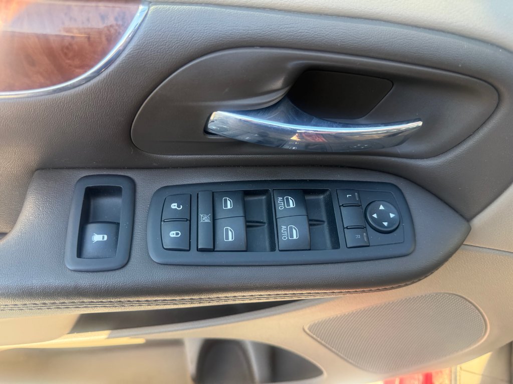 2011 Chrysler TOWN & COUNTRY Touring, keyless entry, Cruise control, Bluetooth in COLDBROOK, Nova Scotia - 8 - w1024h768px